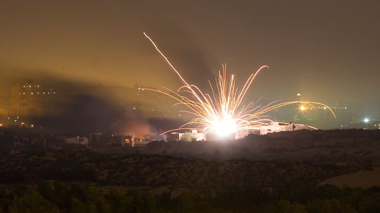 Ein Geschoss der israelischen Armee schlägt im Gazastreifen ein.