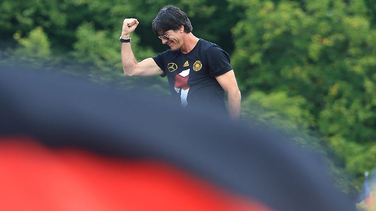 "Was bedeutet dieser Titel für die Zukunft? Für den deutschen Fußball? Für mich?", fragt sich Joachim Löw fünf Tage nach dem WM-Sieg. 