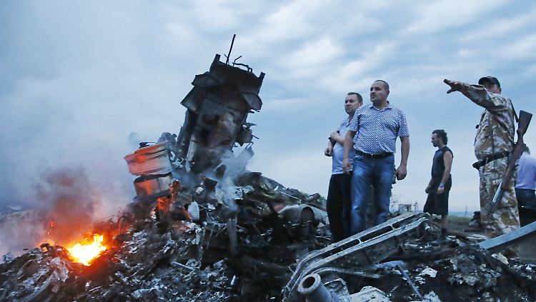 Die Trümmer der Maschine sind über mehrere Kilometer verstreut, was die Rettungsarbeiten erschwert.