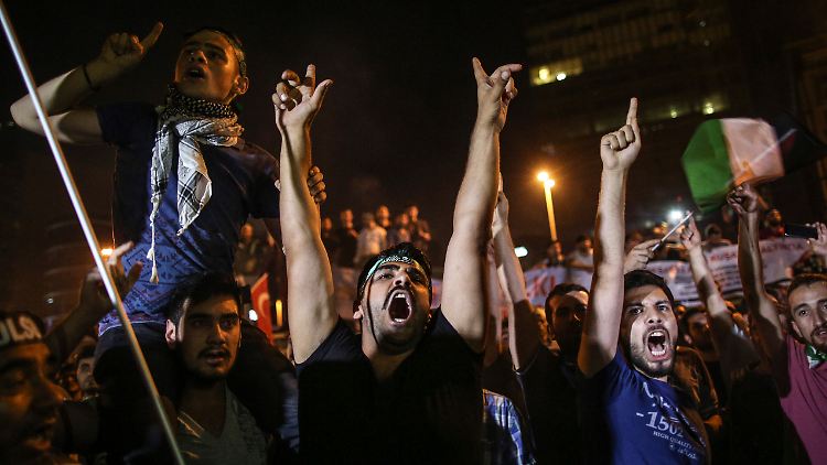 Hunderte Menschen demonstrierten vor dem israelischen Konsulat in Istanbul.