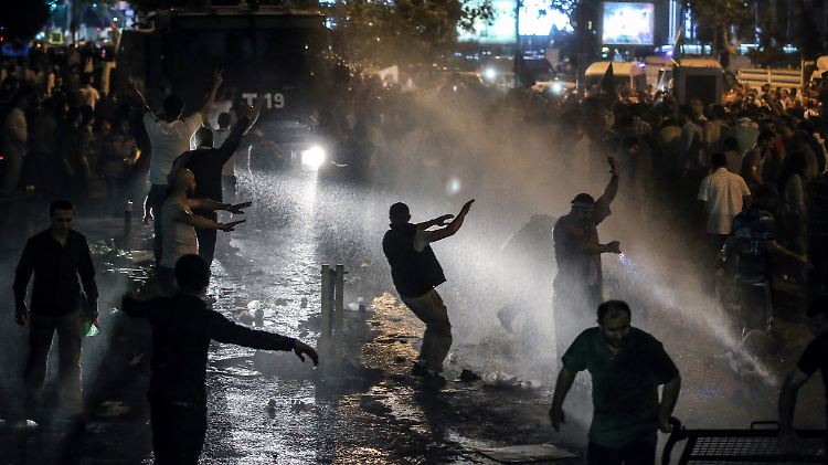 In Istanbul setzte die Polizei Wasserwerfer gegen die Demonstranten ein, in Ankara griff sie nicht ein.