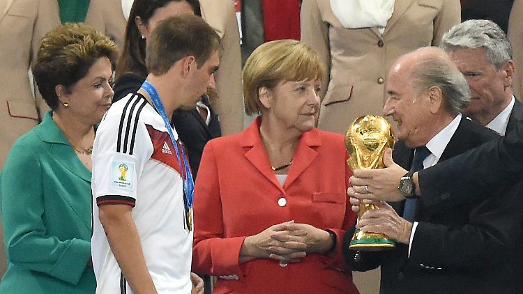 Ihren "größten Respekt" ließ Bundeskanzlerin Angela Merkel an Ex-Nationalspieler Philipp Lahm übermitteln.