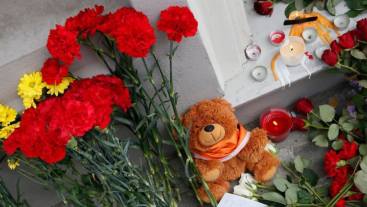 Vor der niederländischen Botschaft in Moskau gedenken Menschen mit Blumen und Kerzen der Opfer des Flugzeugabsturzes.