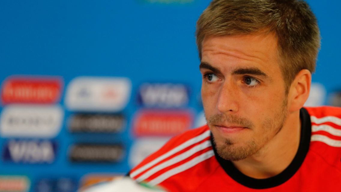 Lahm selbst sagt, er gehe in völliger Harmonie aus der Mannschaft. Bislang hat der 30-Jährige 113 Länderspiele absolviert. Am 3. September, wenn Weltmeister Deutschland in Düsseldorf auf Vize-Weltmeister Argentinien trifft, könnte Lahm sein Abschiedsspiel bestreiten. Der DFB sei es Lahm laut Niersbach schuldig, ihm "einen Superabschied zu bereiten".