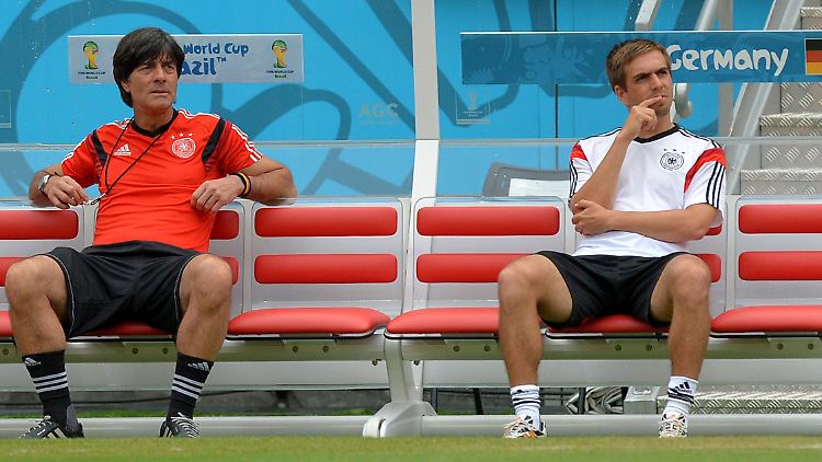 Ein Bild aus der Vergangenheit: Bundestrainer Joachim Löw mit seinem Kapitän Philipp Lahm.