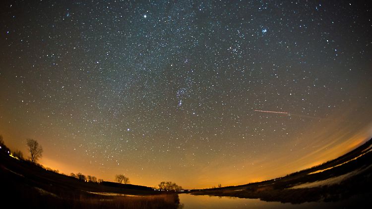 Im August lohnt sich der Blick in den Himmel besonders. Besser als an anderen Orten ist er in der Region um Gülpe, 70 Kilometer westlich von Berlin (im Bild: Sternenhimmel über der Gülper Havel). Sie gilt unter Astronomen als einer der dunkelsten Orte Deutschlands. Dadurch kommt der Sternenhimmel besonders gut zur Geltung.