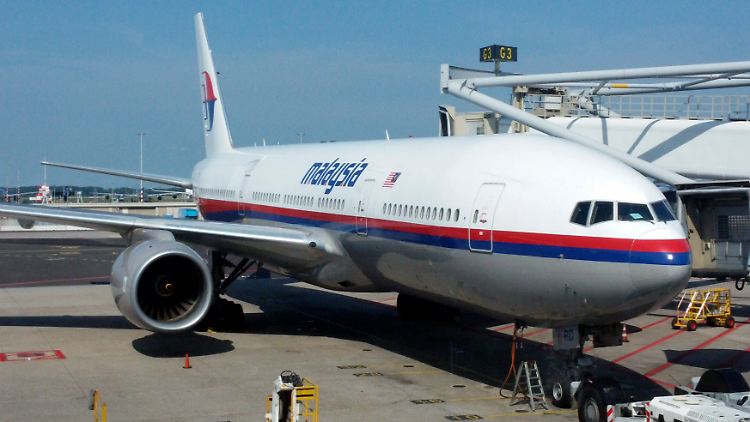 9M MRD am Donnerstag in Schiphol. Die Kennung ist an der geöffneten Klappe unterhalb der Flugzeugspitze zu erkennen.