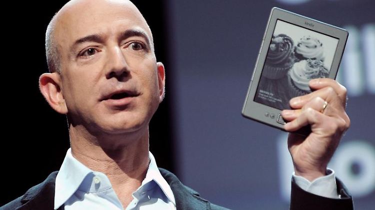 Amazon-Chef Jeff Bezos mit einem Kindle, über das die E-Book-Flatrate genutzt werden kann.
