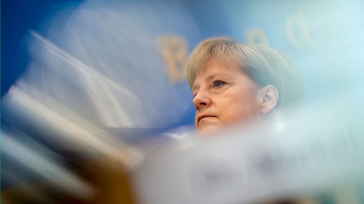 Kanzlerin Angela Merkel macht Russland mitverantwortlich für die Tragödie in der Ukraine. Moskau habe es schließlich zugelassen, dass schwere Waffen über die Grenze gelangen konnten.
