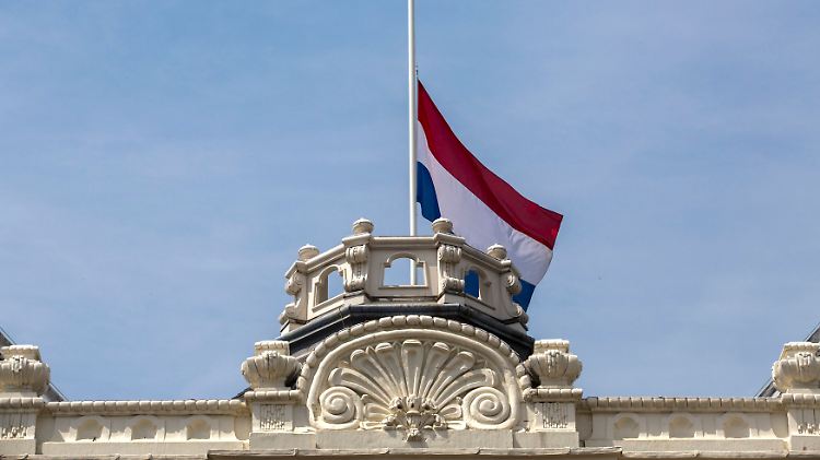 In den gesamten Niederlanden - hier auf dem Palast Kneuterdijk in Den Haag - sowie in den Botschaften weltweit wehen Flaggen auf Halbmast.
