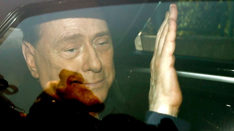 Silvio Berlusconi lässt von der Arbeit nach Hause fahren. Für ihn war es ein erfolgreicher Tag.