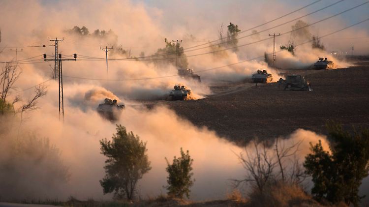 Das Vorgehen bei einer Bodenoffensive der Israelis ist fast immer gleich: Zunächst kommen die Panzer, dann die Bulldozer.