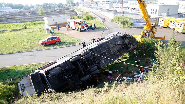 Zehn Menschen verlieren ihr Leben bei dem Bus-Unglück nahe Dresden.