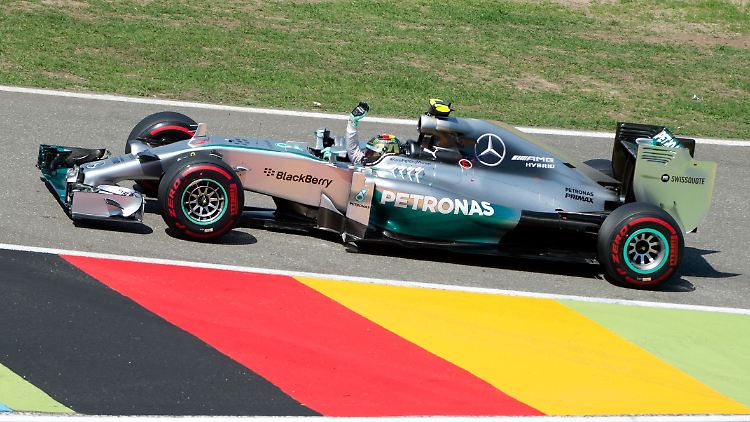 Nico Rosberg zeigt nach dem Qualifying die Faust.
