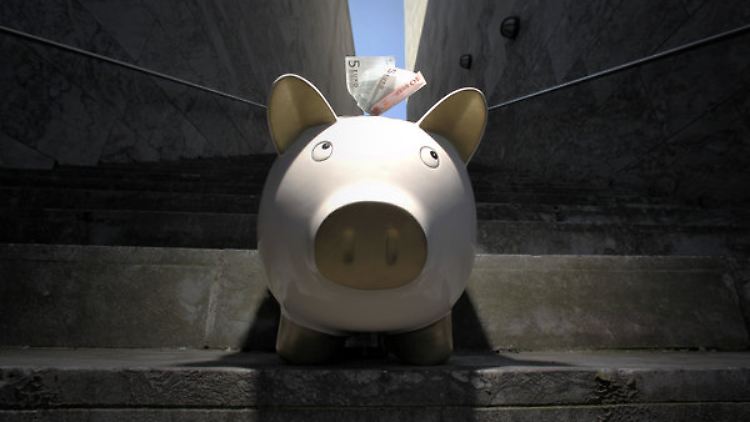 Gleicher Effekt: Im Sparschwein wird das Geld nicht mehr - auf vielen Tagesgeldkonten inzwischen auch nicht.