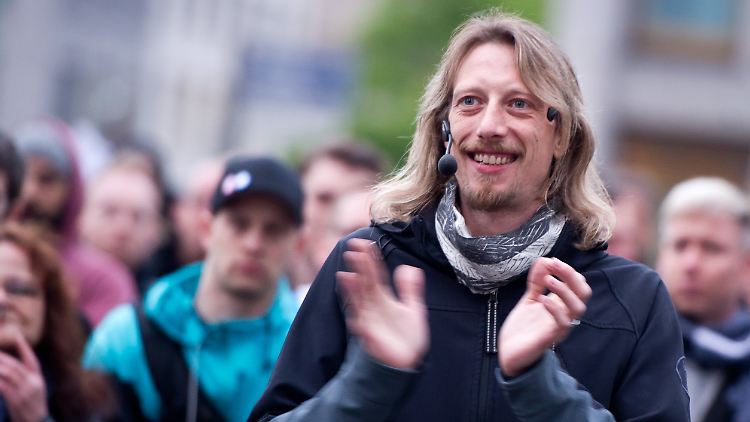 Lars Märholz, Organisator der Berliner Montagsdemo, applaudiert im Mai während einer Rede in Berlin.