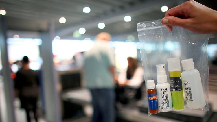 Wer nur mit Handgepäck reist, muss seine Kosmetika in Minigrößen in eine Tüte stecken. Zehnmal 100 Milliliter sind erlaubt.