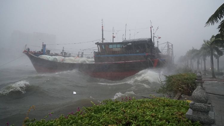 Immer wieder werden Boote von den Meeresfluten verschlungen.