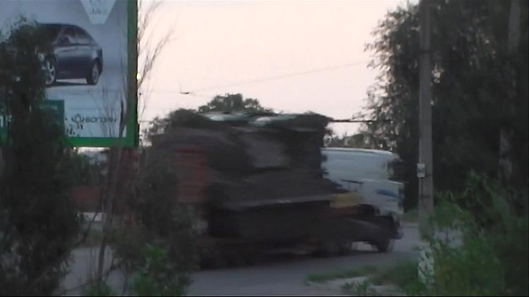 Dieser Ausschnitt aus einem Video des ukrainischen Innenministeriums soll Rebellen mit einer Buk-Rakete zeigen.