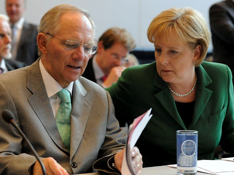 Merkel stärkt Schäuble im Streit um die Mehreinnahmen den Rücken.