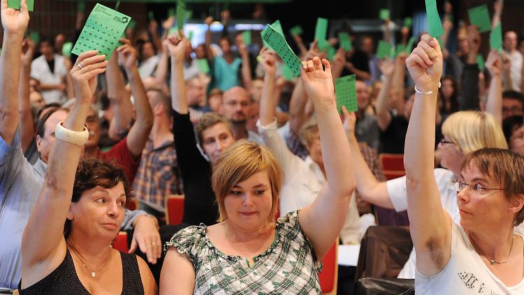 Grünes Licht: Hamburgs Grünen-Chefin Fegebank (Mitte) mit Schulsenatorin Goetsch (links) und Umweltsenatorin Hajduk bei der Abstimmung.