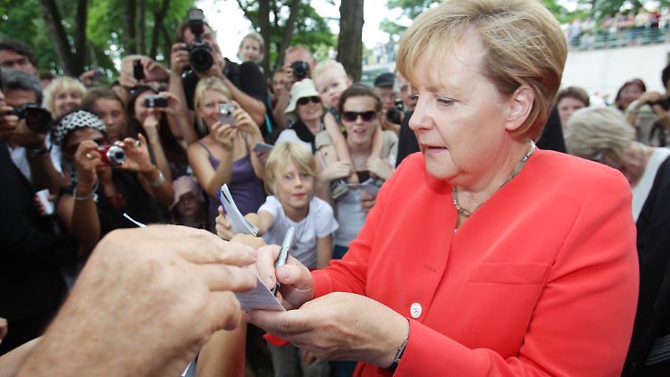 Gefragte Unterschrift: Kanzlerin Merkel mit Autogrammjägern.