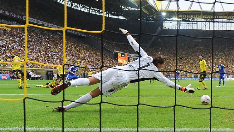 BVB-Keeper Roman Weidenfeller wurde zweimal per Flachschuss in die rechte untere Ecke bezwungen.