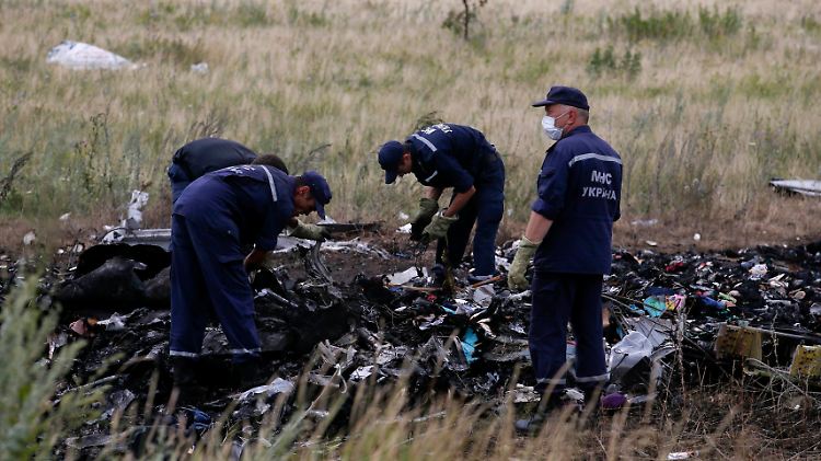 Den Helfern an der Absturzstelle von MH17 bot sich ein schreckliches Bild: Über Kilometer verstreut lagen Trümmerteile und Leichen auf dem Boden.