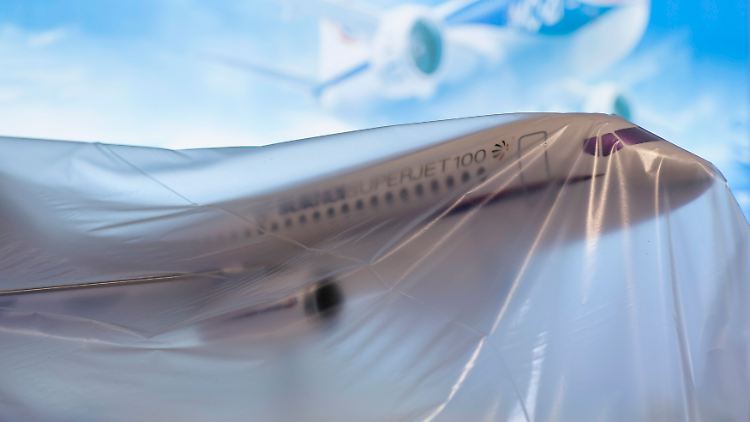 Ein Modell der russischen Suchoi Superjet SSJ-100 vor seiner Präsentation.