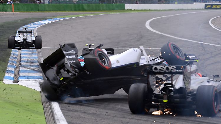 Beim Rennbeginn profitiert Nico Rosberg (l.) vom Unfall seiner Verfolger.