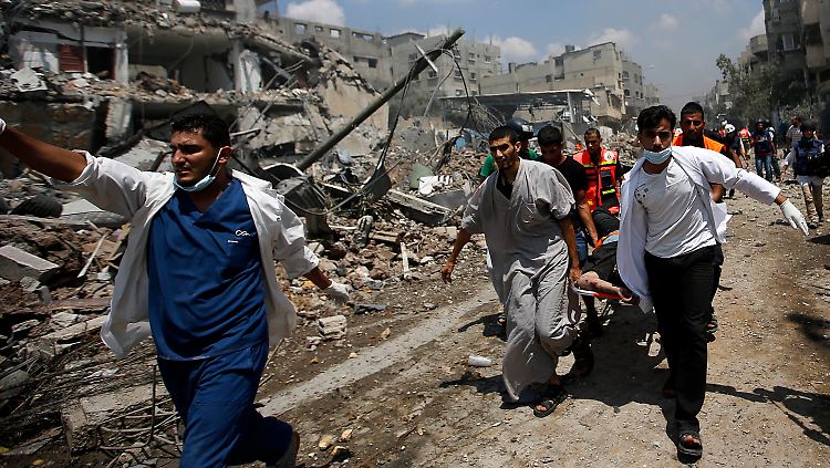 Die Zahl der Toten durch die israelische Offensive auf den Gaza-Stadtteil Schudschaijja liegt nach ersten Schätzungen bei mindestens 80 - und steigt weiter.