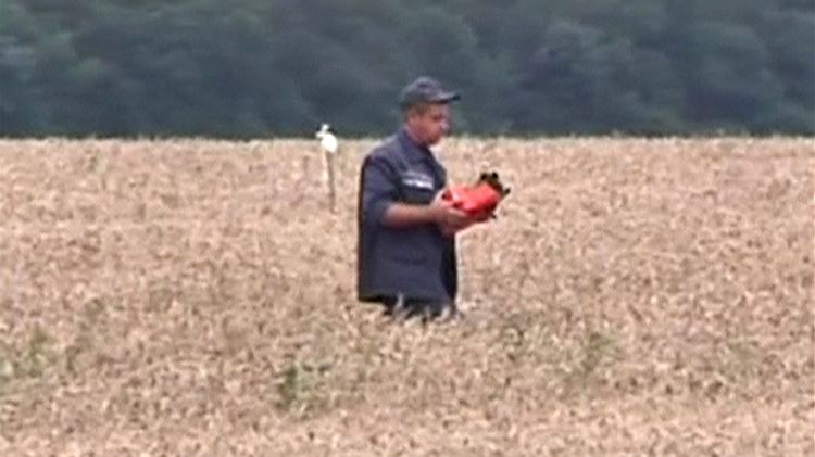 Bilder vom Freitag zeigen einen Helfer am Absturzort mit einer Box - handelt es sich um die gesuchte Black Box?