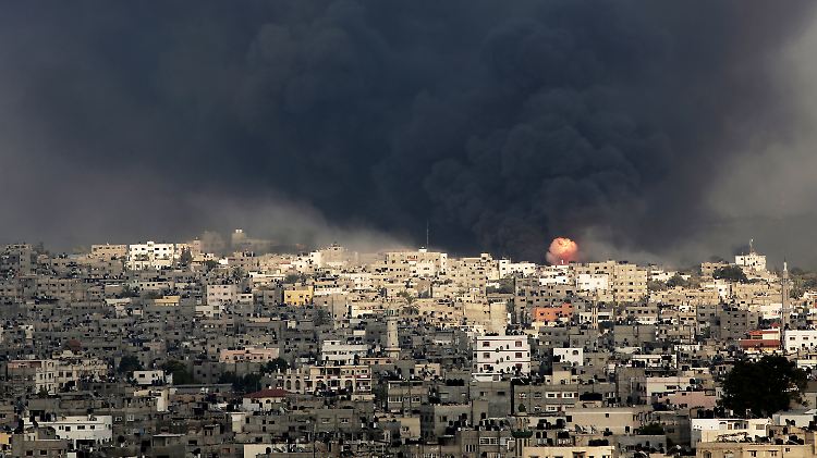 Unablässig schlagen israelische Raketen in Gaza-Stadt ein.