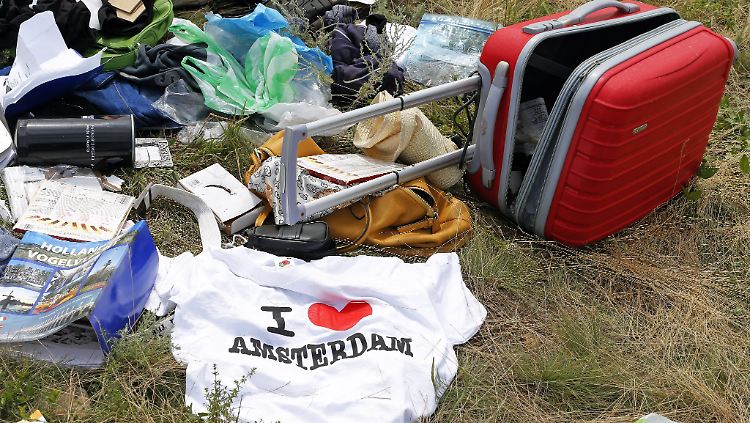 Trotz Berichten über Plünderungen lagen viele wertvolle Gegenstände nach wie vor an der Absturzstelle.