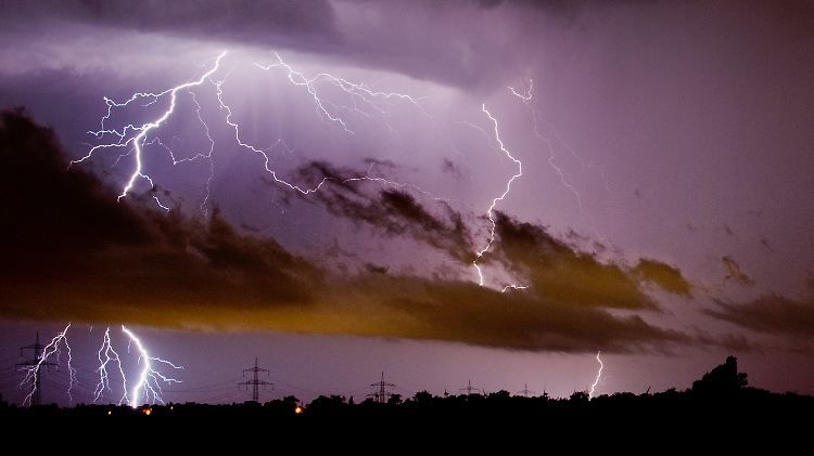 Blitze am 10. Juni 2014 am Himmel über Algermissen im Landkreis Hildesheim: Blitze erzeugen elektromagnetische Wellen, die über hunderte Kilometer hinweg gemessen werden können.