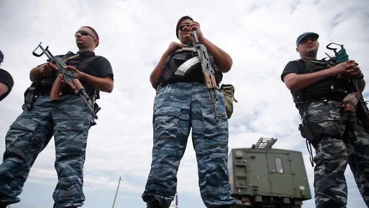 Posierende pro-russische Separatisten - auch an der Absturzstelle der malaysischen Maschine.