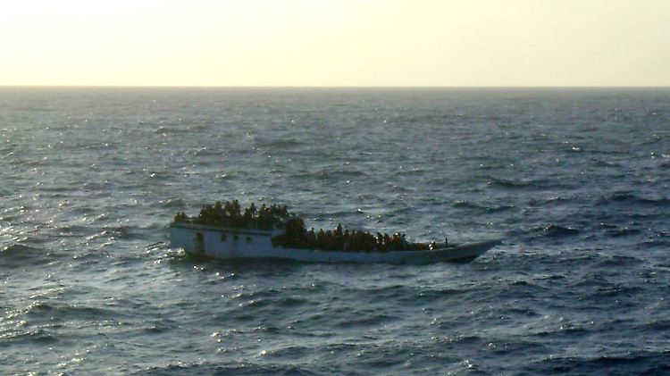 Itlaien ist beliebtes Ziel bei Flüchtlingen: die italienische Marine rettet 1.800 Flüchtlinge von einem überfüllten Boot.
