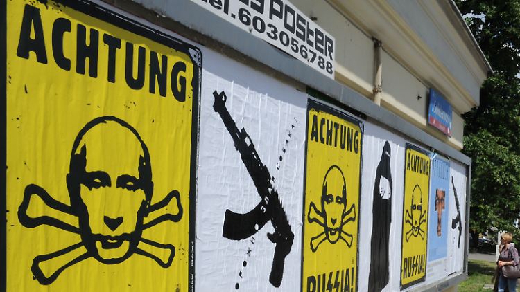 Markige Anti-Russland-Plakate in der polnischen Hauptstadt Warschau.