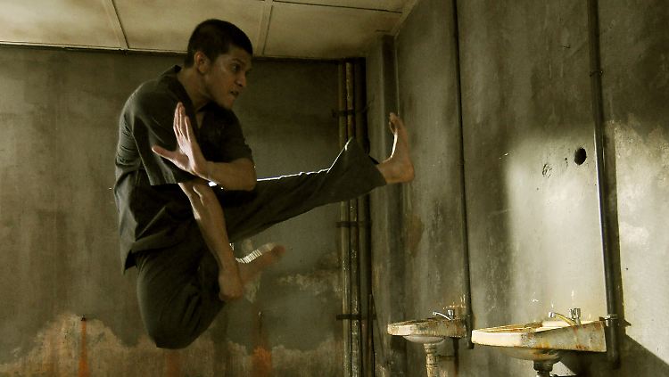 Auch in The Raid 2 lassen die Kampfkünstler des Pencak Silat nichts aus, um es richtig krachen zu lassen.