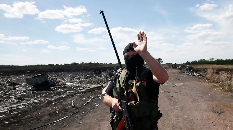 Ein Separatist an der Absturzstelle von MH17.