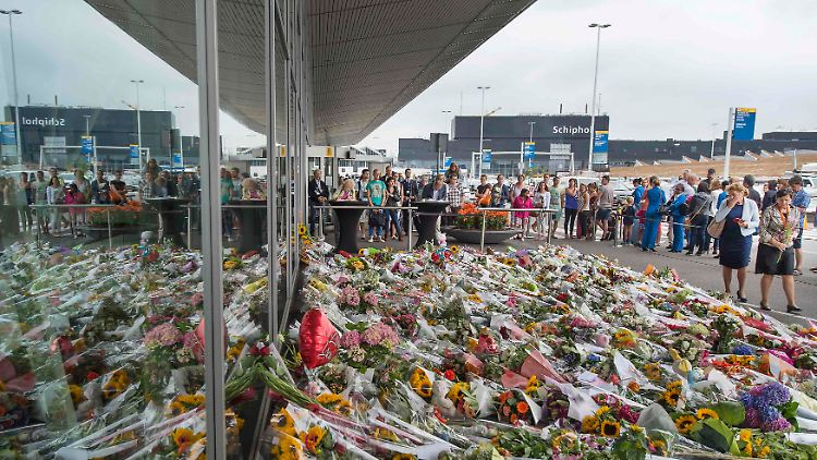 Vor dem Amsterdamer Flughafen Schiphol legen Menschen Blumen für die Opfer des Absturzes nieder.