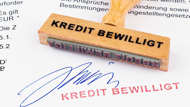 Auch bei der Umschuldung von Krediten sollten Verbraucher auf Extra-Gebühren achten.