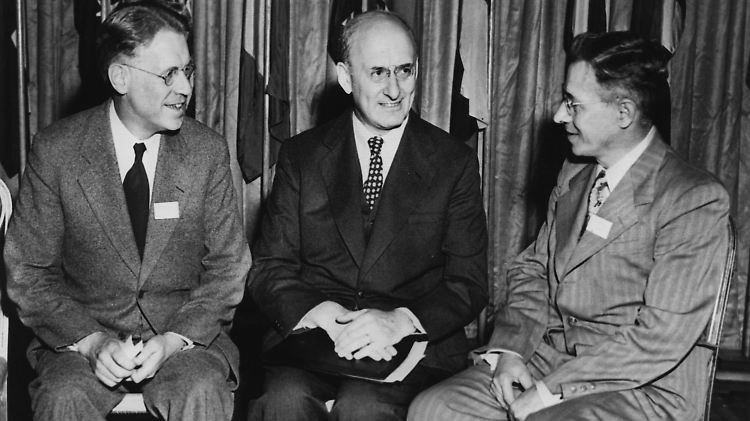 Aus Kriegstrümmern in den Wohlstand: US-Finanzminister Henry Morgenthau Jr. (M) mit Kanadas Finanzminister J. L. Lesley (l.) und dem sowjetischen Delegierten M. S. Stepanow.