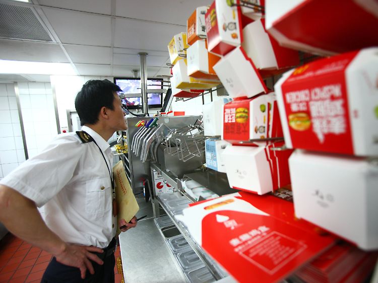 Fast-Food-Ketten unter Generalverdacht: Beamte der Lebensmittelaufsicht nehmen in China die Lieferbeziehungen großer Schnellrestaurants unter die Lupe.