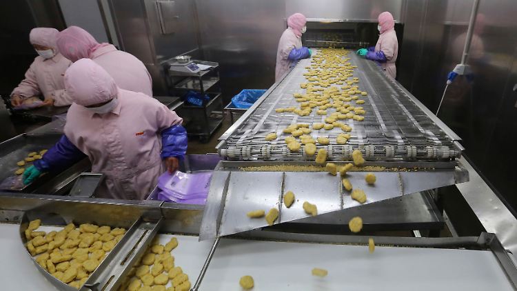 Panierte Hühnerteilchen am laufenden Band: In diesem Husi-Werk in Shanghai soll es zu gesundheitsgefährdenden Missständen gekommen sein.