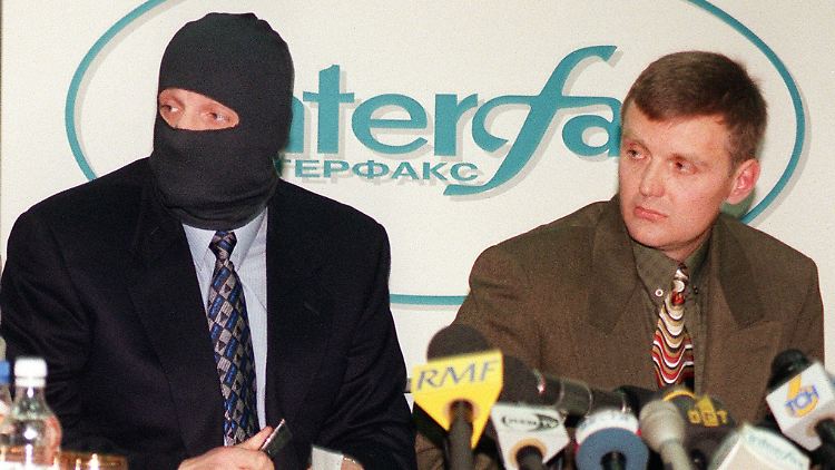 Litwinenko (rechts) und ein russischer Agent sprechen bei einer Pressekonferenz 1998 über die Vorwürfe an den KGB.