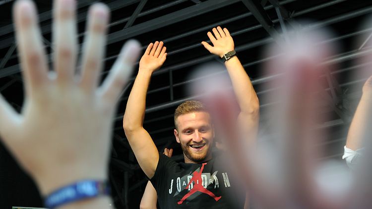 In seiner Heimatstadt Bebra in Nordhessen jubeln hunderte Fans ihrem Weltmeister zu.