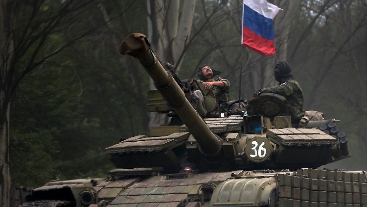 Prorussische Rebellen mit einem Panzer aus ukrainischen Armeebeständen in der Nähe von Donezk.