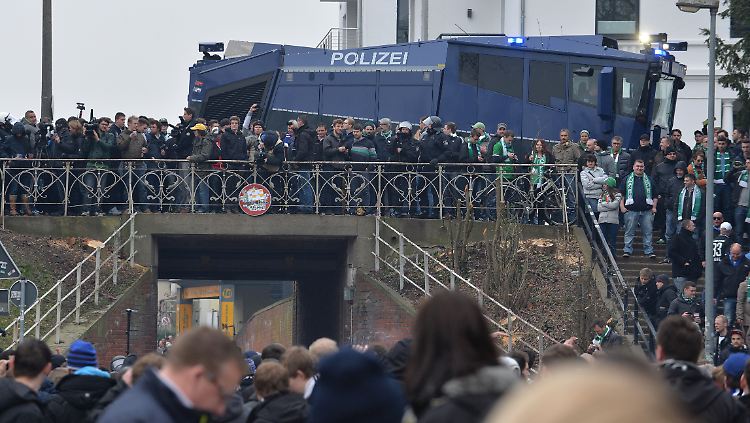 Mit Wasserwerfern gegen Randale: Polizeieinsatz beim 100. Nordderby.