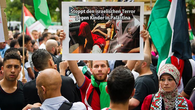 In Berlin gehen etliche Menschen gegen Israels Politik auf die Straße. Viele friedlich. Doch nicht alle.